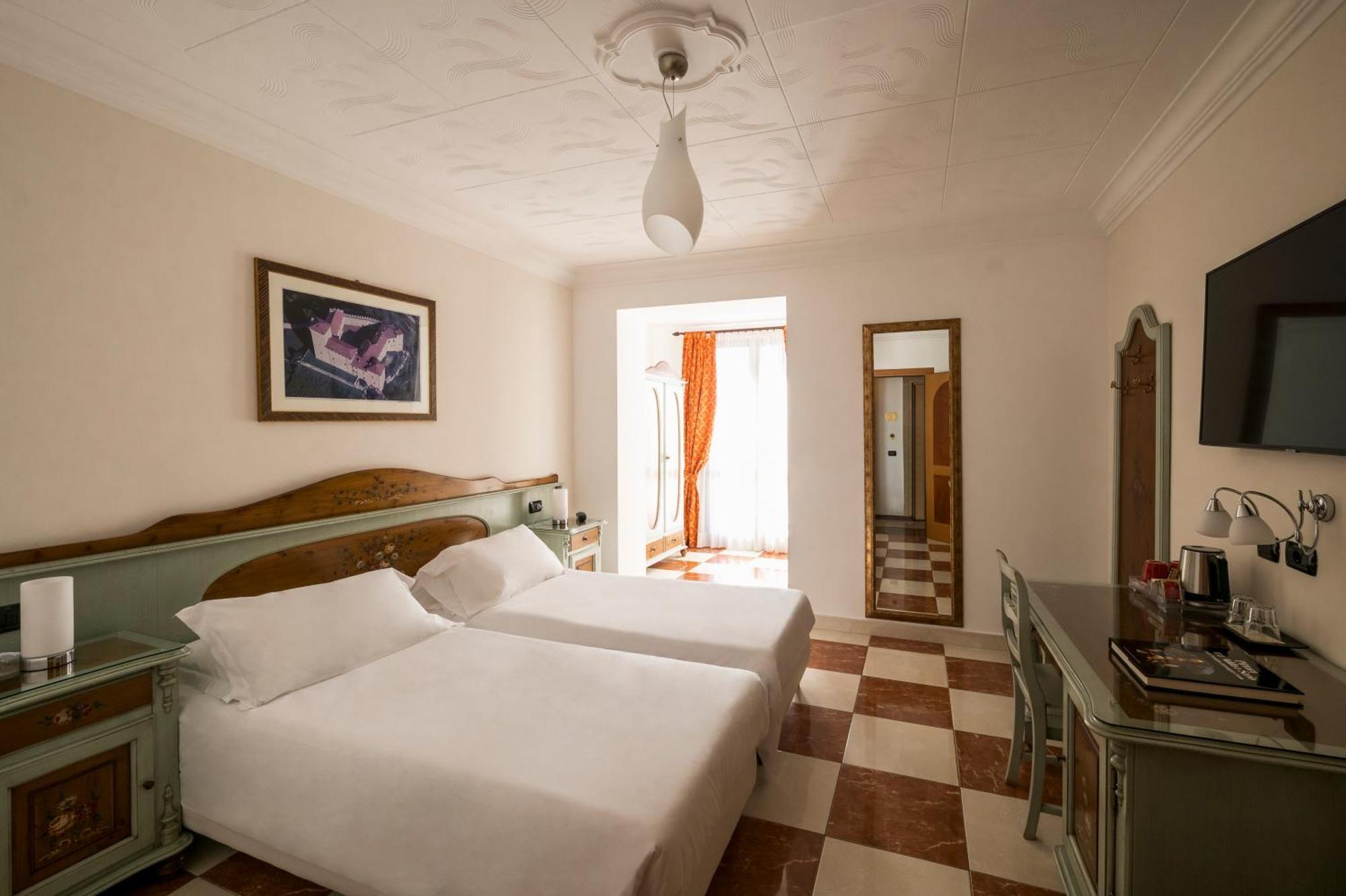 Hotel Ungheria Varese 1946 ภายนอก รูปภาพ