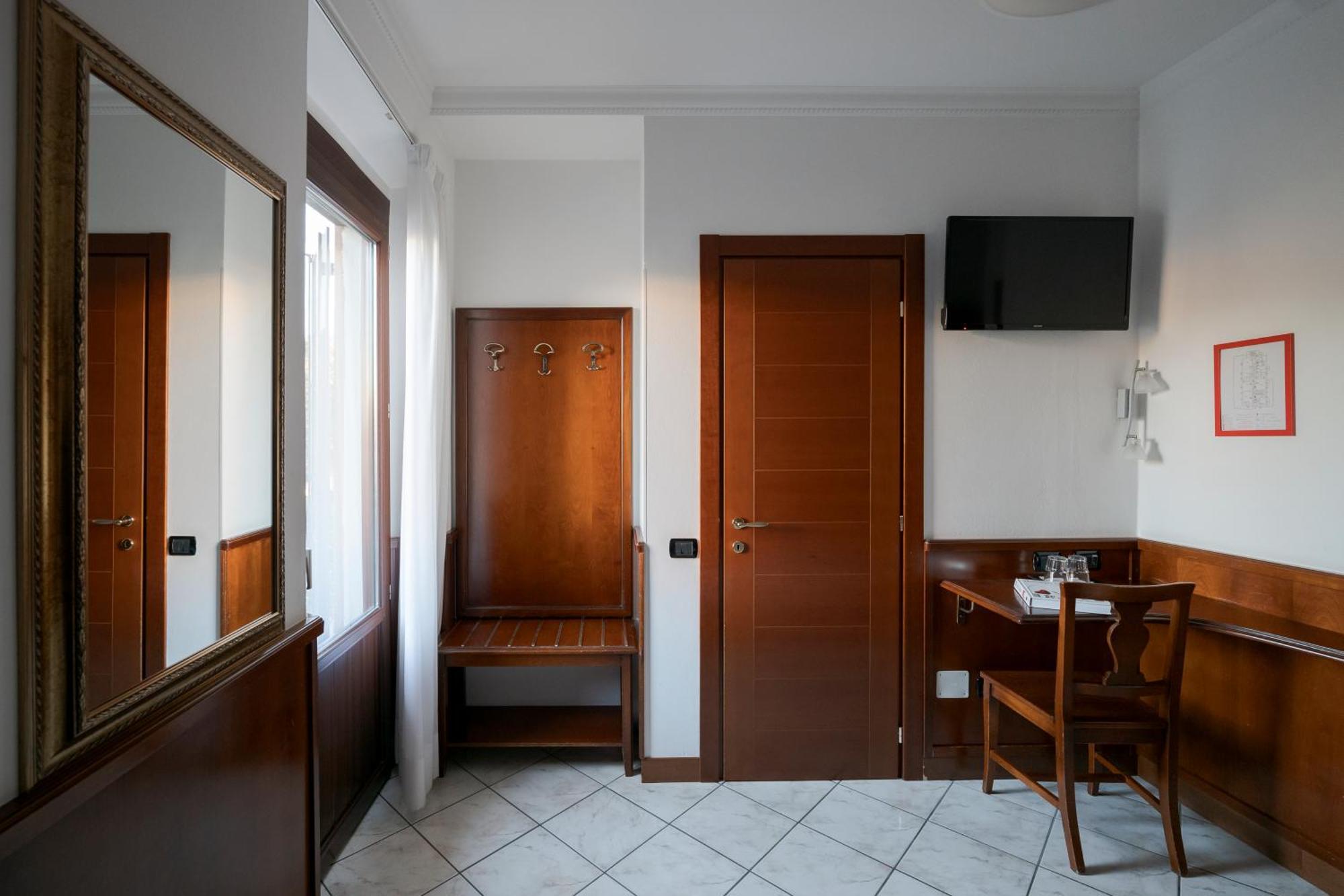Hotel Ungheria Varese 1946 ภายนอก รูปภาพ