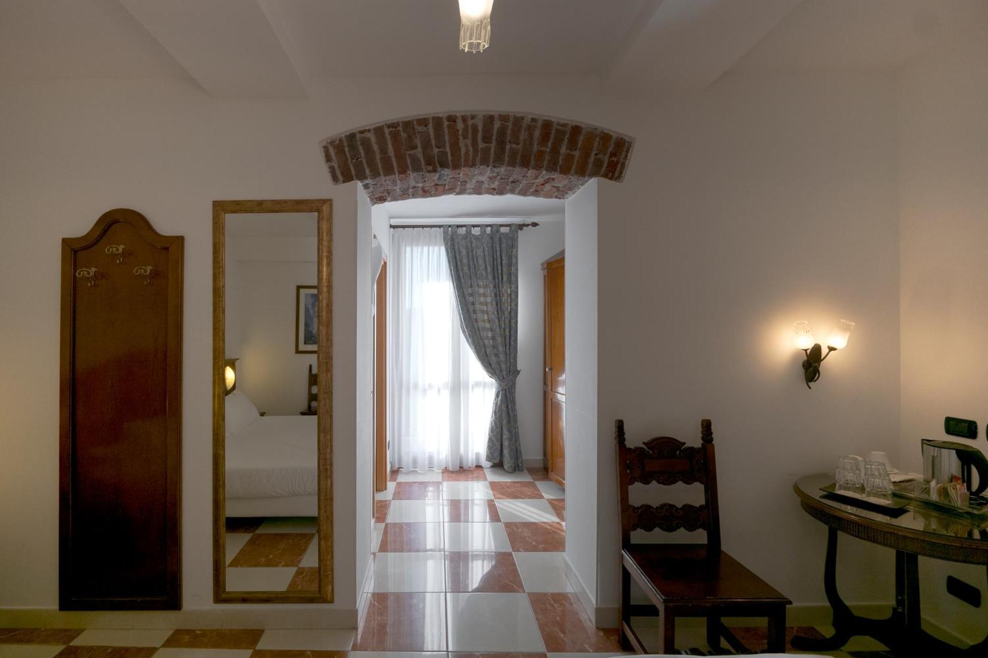 Hotel Ungheria Varese 1946 ภายนอก รูปภาพ
