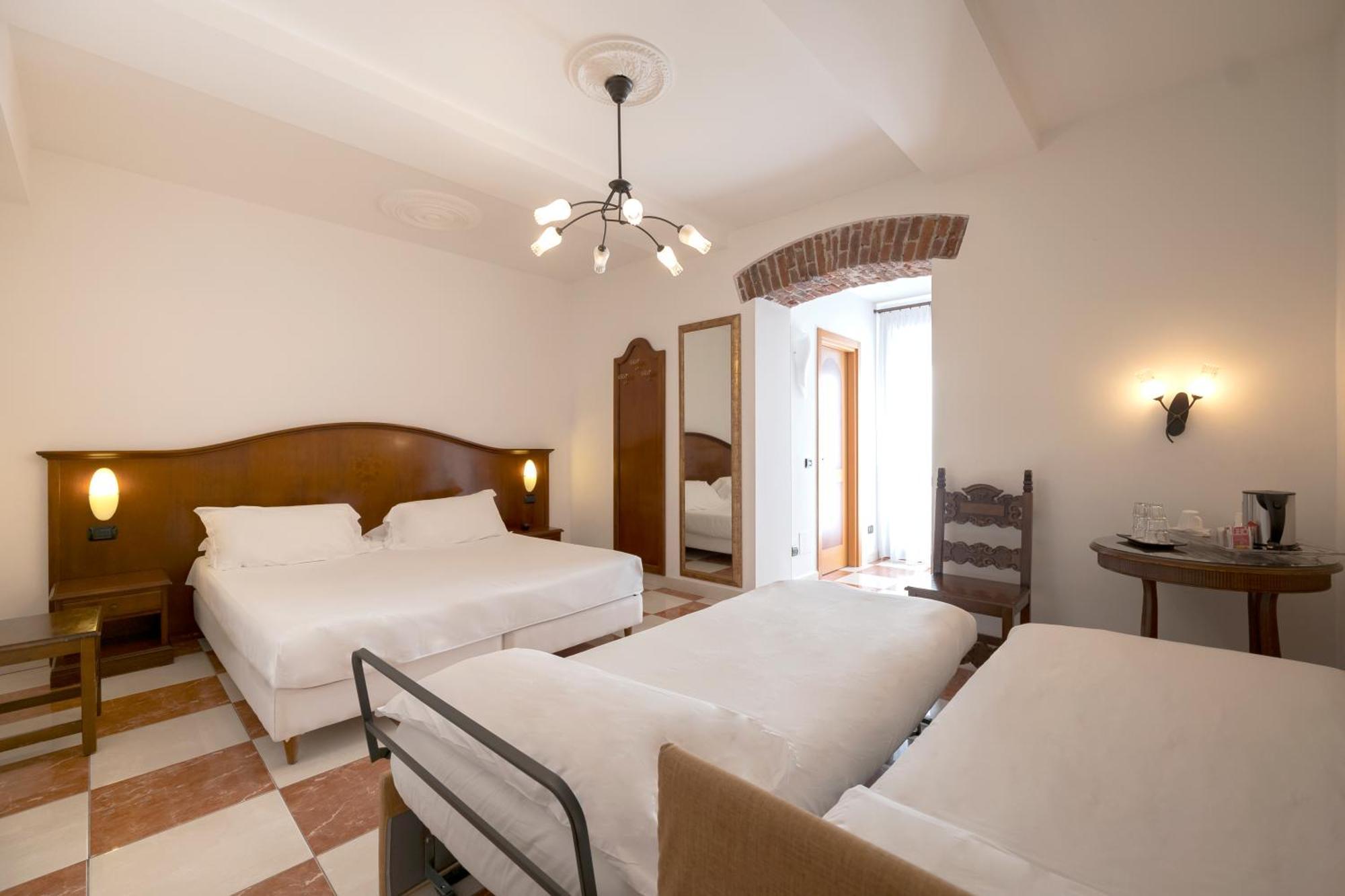 Hotel Ungheria Varese 1946 ภายนอก รูปภาพ