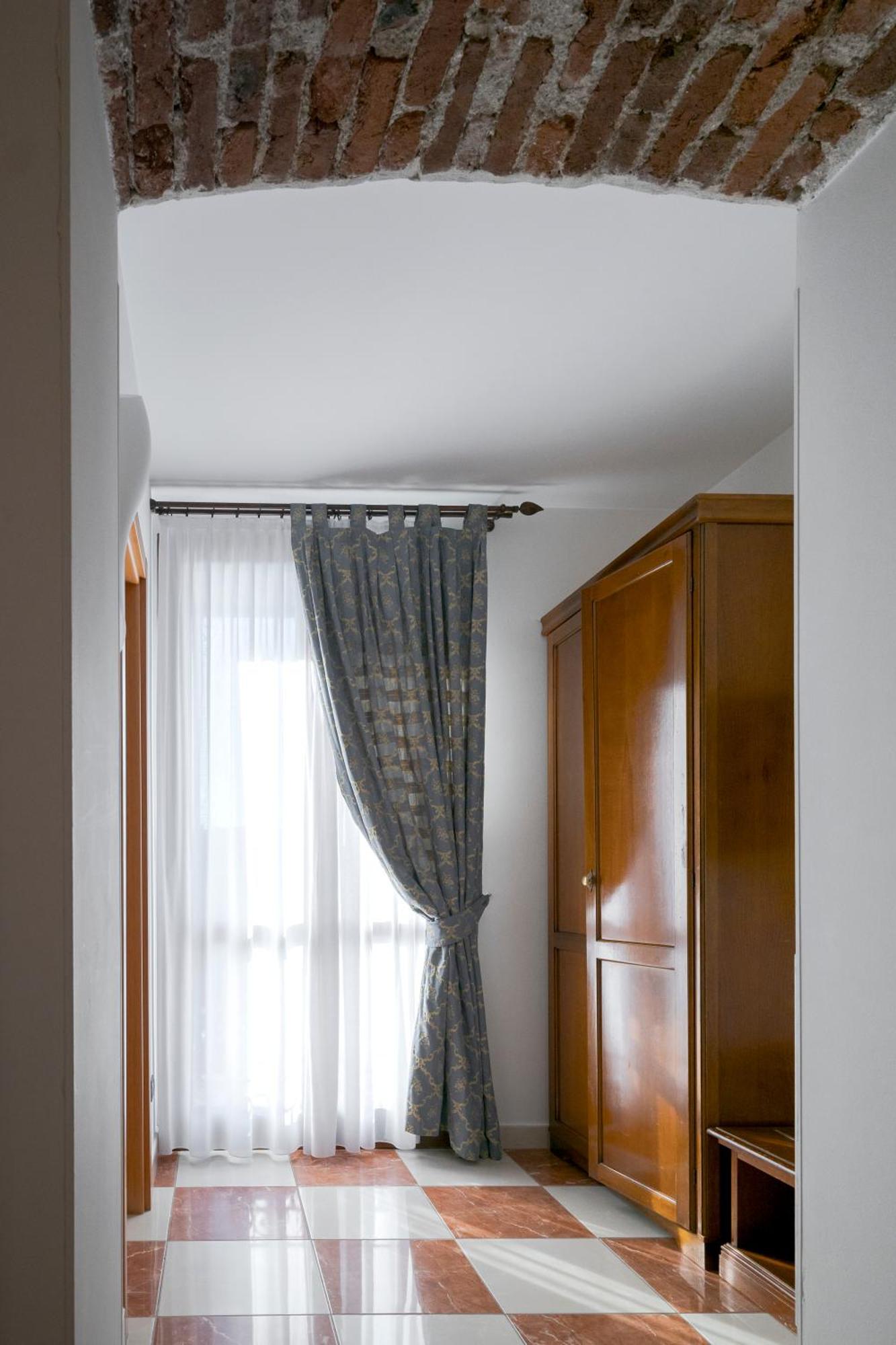 Hotel Ungheria Varese 1946 ภายนอก รูปภาพ